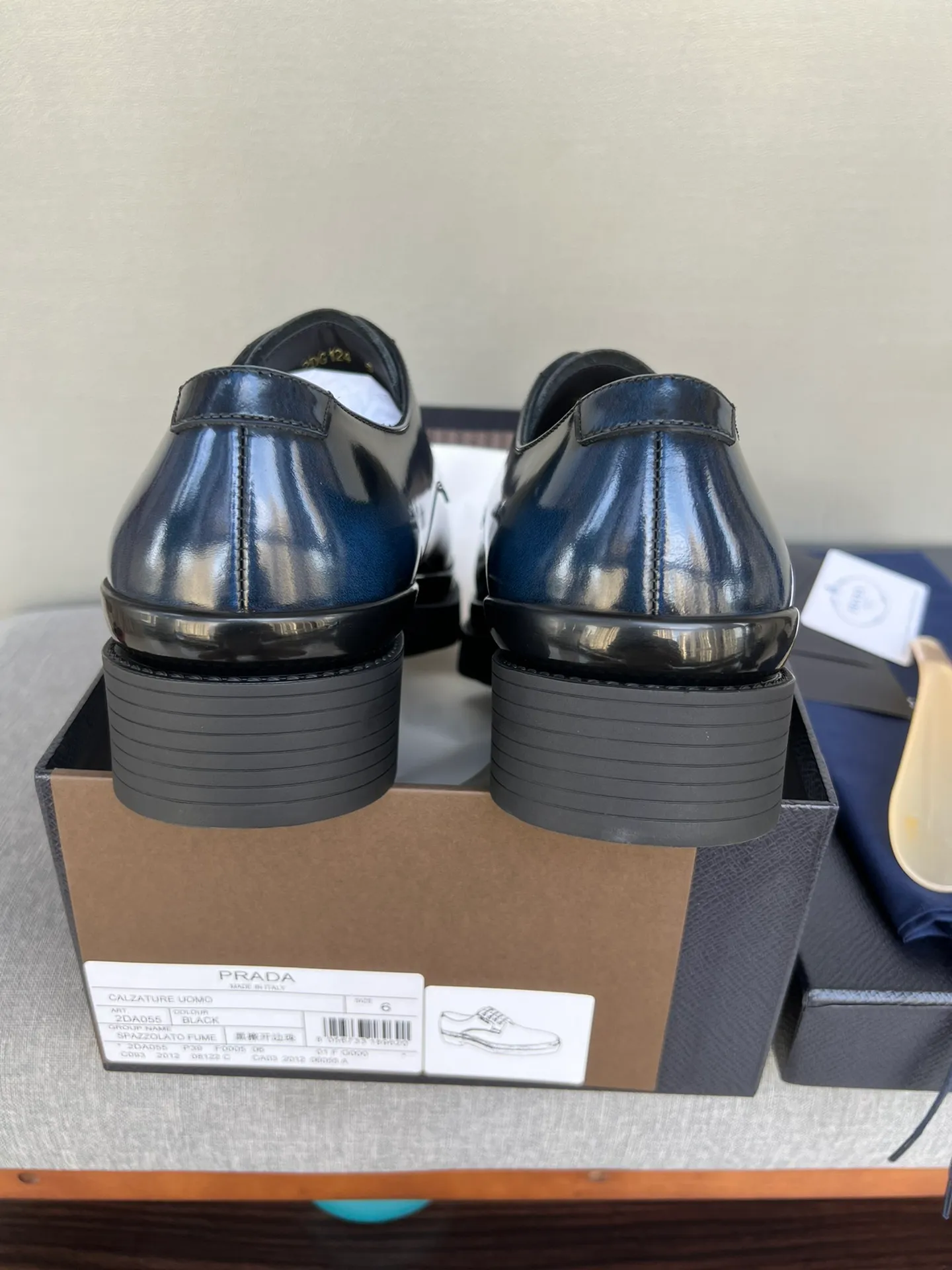 Men's shoes 💰860 💰Best recommendation✨PRADA Prada top purchasing quality imported upper with color-brushed edge beads carved toe design cowhide lining private molded TPU outsole non-slip, wear-resistant and elastic fashionable and versatile burgundy black blue 39-44 in stock (38, 45 customized for replacement, return and exchange)